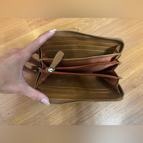 Guess Tan Leather Zip Wallet - Picture 8 of 8